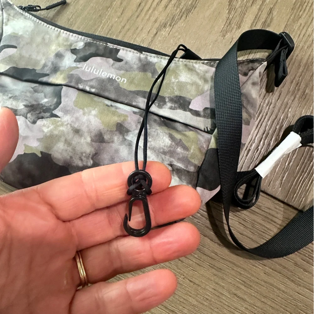 New Lululemon Small Shoulder Bag in camo NWOT - Picture 8 of 13